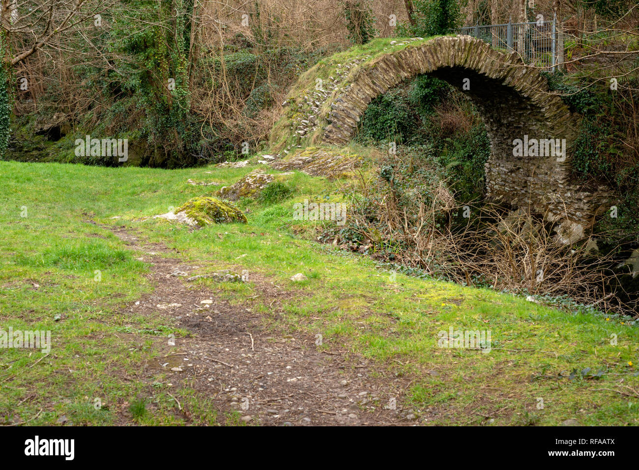 Le pont de Kenmare Cromwell est vieux de 11th siècles à Kenmare, comté de Kerry, Irlande. Banque D'Images