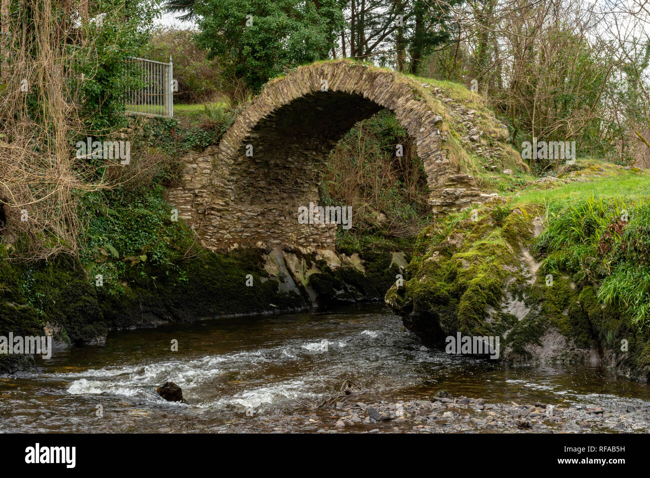 Pont de Cromwell Kenmare. Ancien pont du patrimoine datant de 11th siècles à Kenmare, comté de Kerry, Irlande. Banque D'Images
