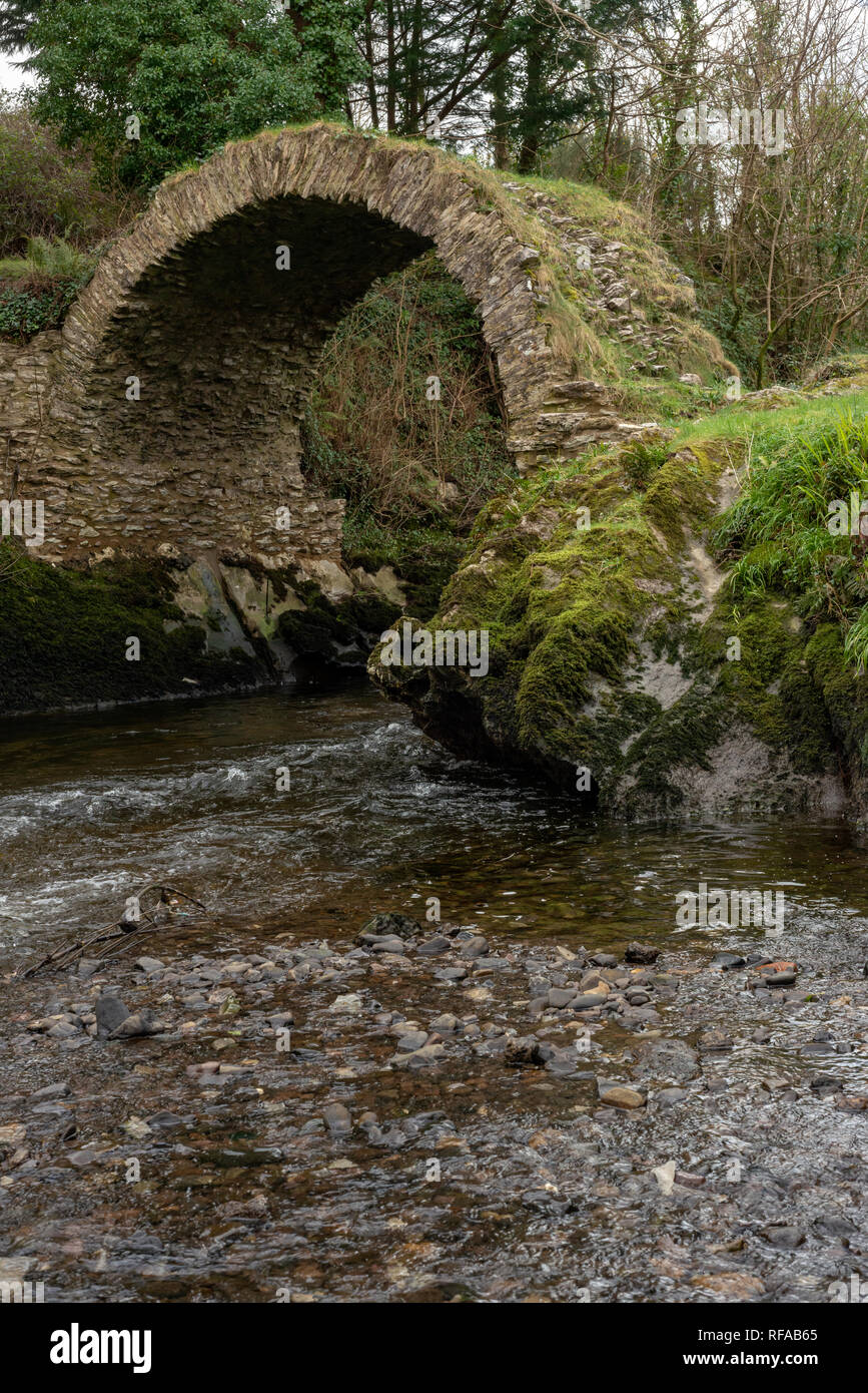11th Century Cromwell vieux pont en pente de pierre à Kenmare, comté de Kerry, Irlande. Banque D'Images