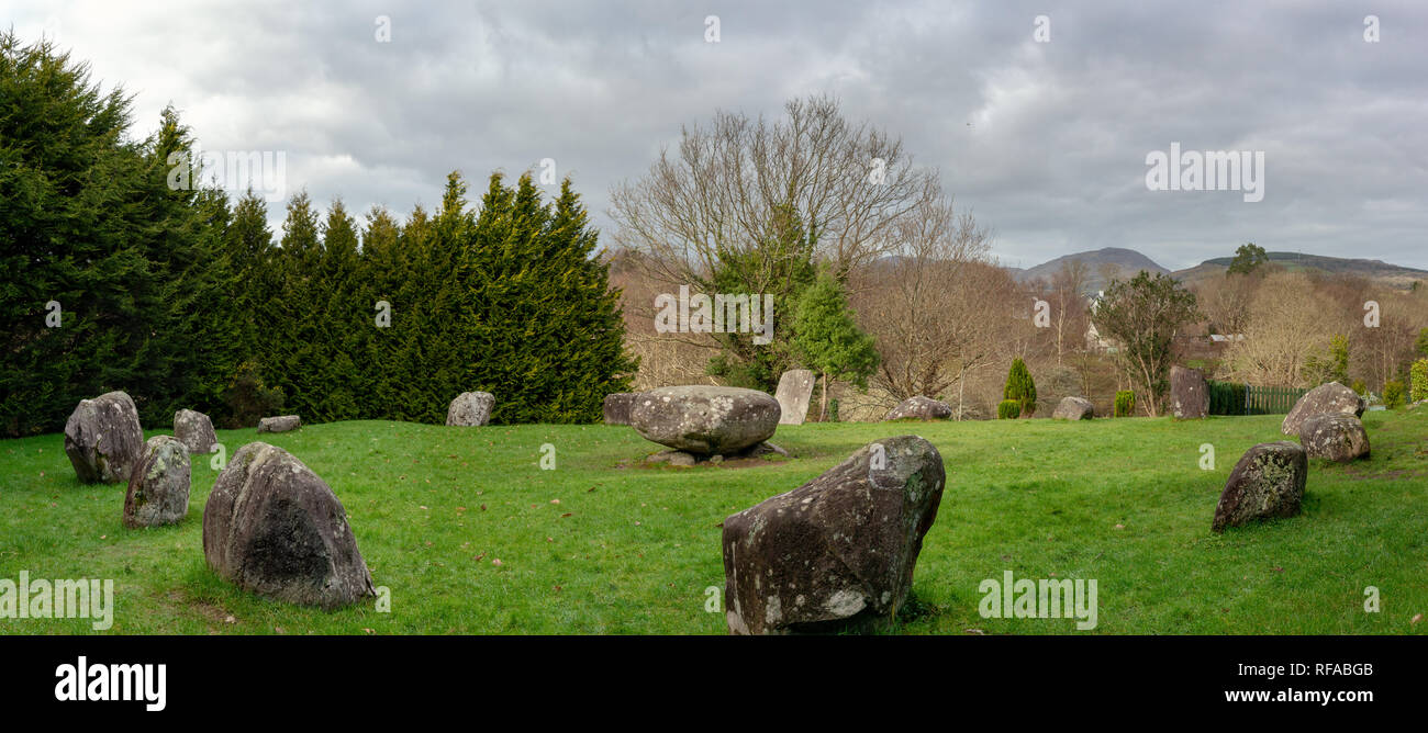 Panorama Kenmare Stone Circle. Les shrubberies est un lieu de culte mystérieux de l'âge de bronze, Kenmare, comté de Kerry, Irlande. Banque D'Images