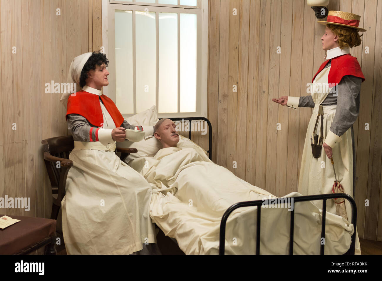 Musée de la médecine militaire, caserne Keogh, Mytchett, Surrey, UK. Diorama de deux infirmières de l'armée s'occupent d'un patient dans un hôpital militaire Banque D'Images