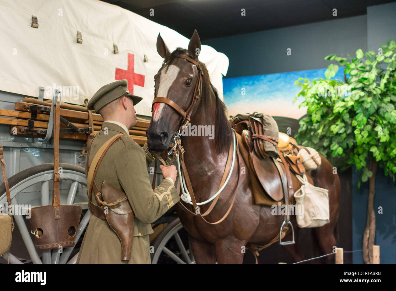 Musée de la médecine militaire, caserne Keogh, Mytchett, Surrey, UK. Diorama de vétérinaire de l'armée de s'occuper d'un cheval blessé. Banque D'Images