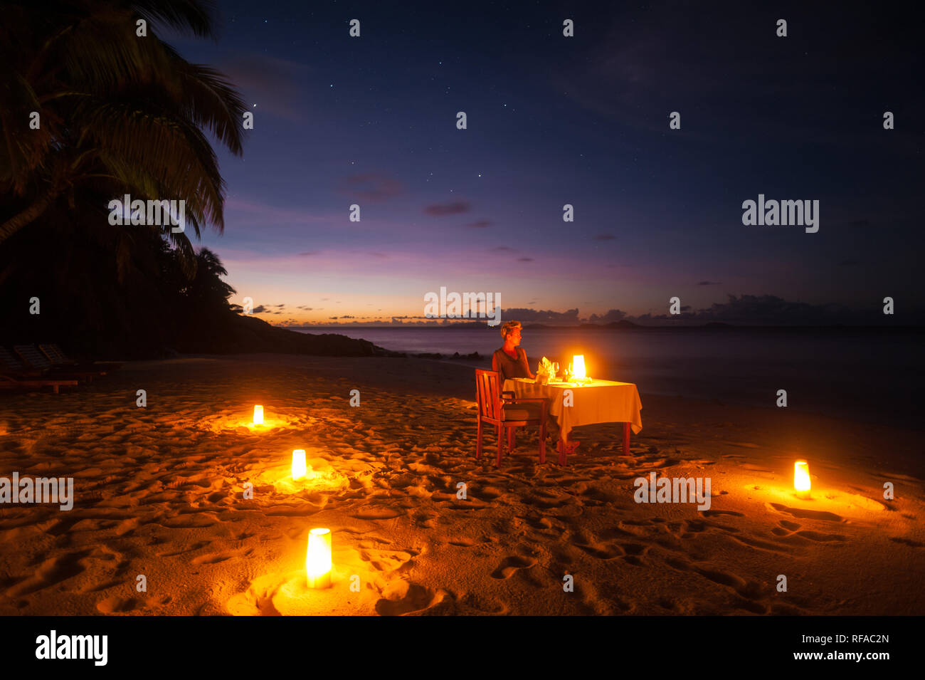 Un barbecue privé au crépuscule sur la plage sous les étoiles à Anse Bambous, Fregate Island Private, Seychelles, océan Indien, Afrique Banque D'Images