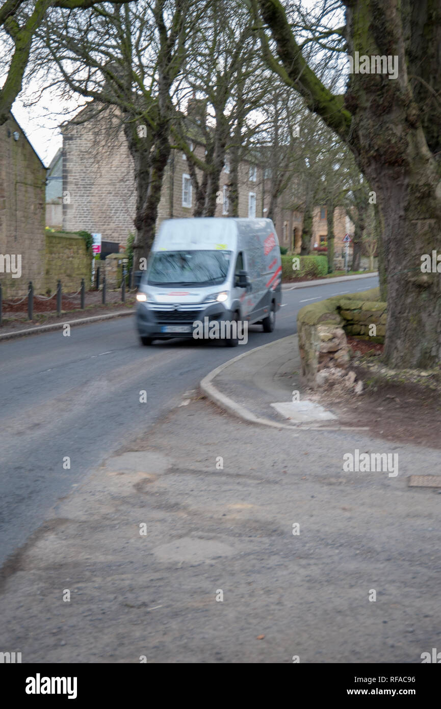 Scènes routières britanniques mettant en scène un bus, un camion et des voitures empruntant des routes sinueuses de campagne aux murs de pierre Banque D'Images