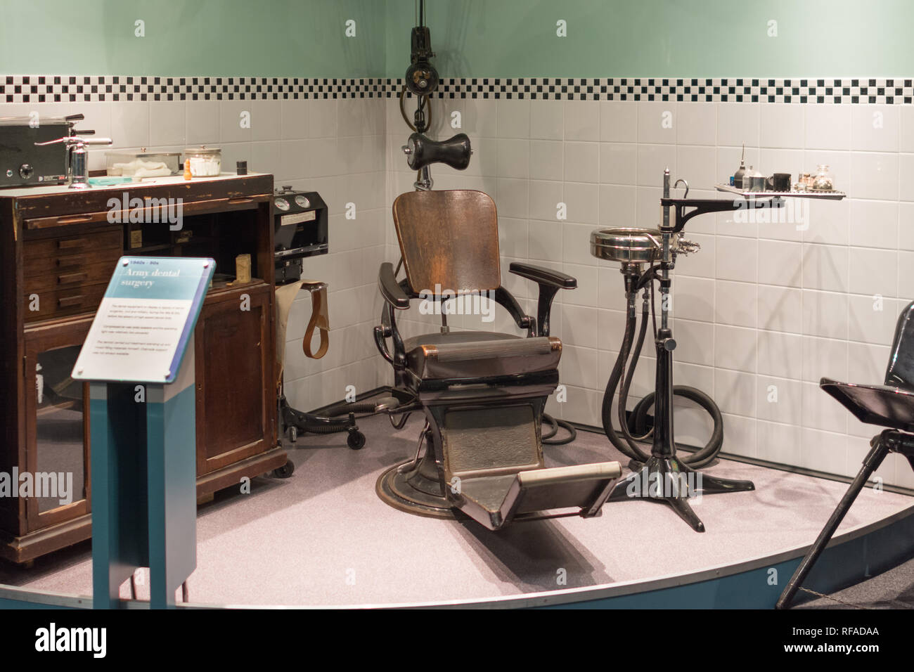 Intérieur du Musée de la médecine militaire, caserne Keogh, Mytchett, Surrey, UK. Chirurgie dentaire et de l'équipement la pièce (1940 à 1950) Banque D'Images