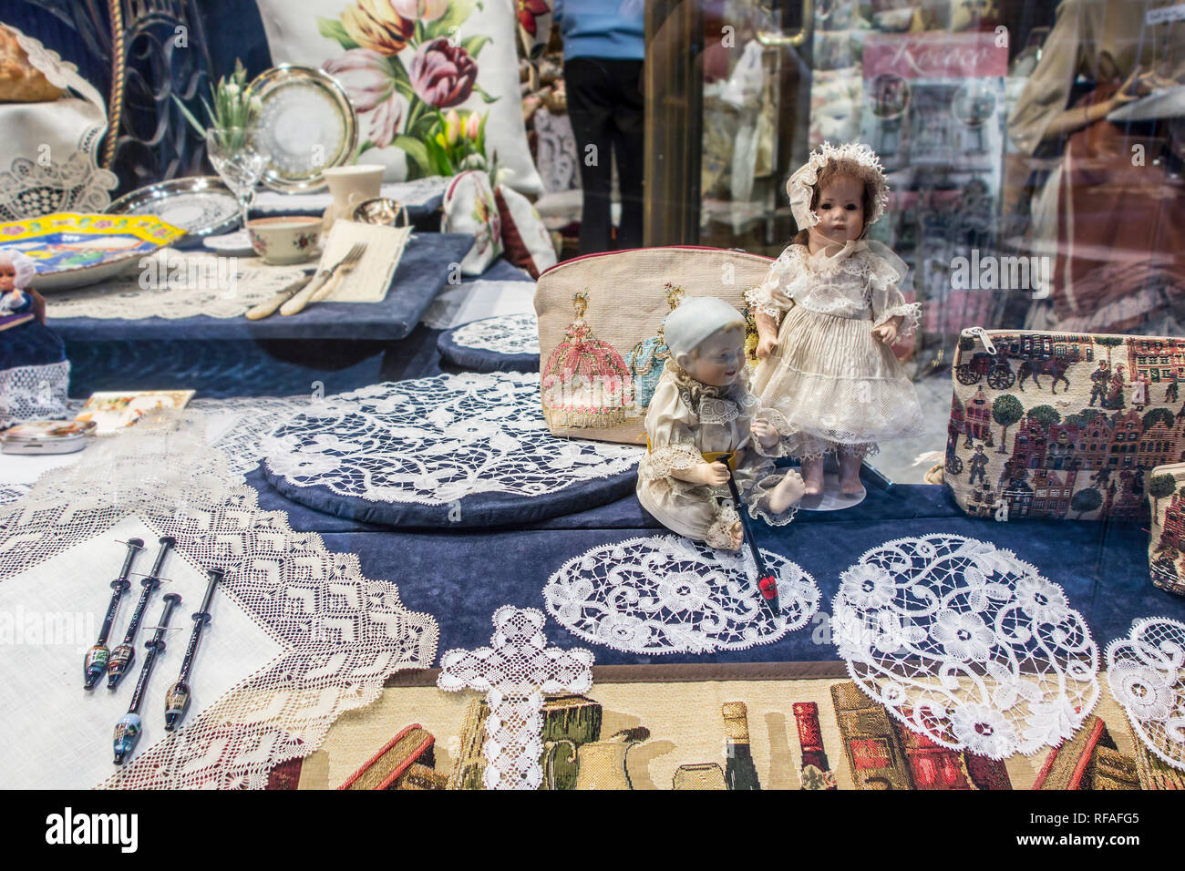 La dentelle belge blanc à vendre comme souvenirs touristiques en vitrine de boutique/boutique touristique dans la ville de Bruges, Flandre occidentale, Belgique Banque D'Images