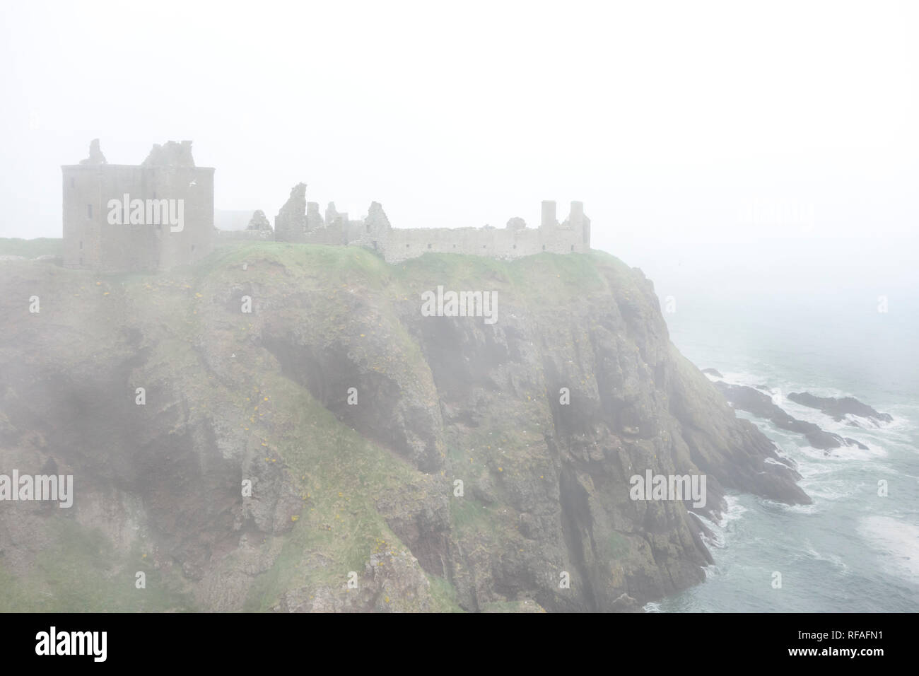Dunnottar Castle dans un brouillard épais, forteresse médiévale en ruine près de Stonehaven sur falaise le long de la côte de la mer du Nord, dans l'Aberdeenshire, Ecosse, Royaume-Uni Banque D'Images