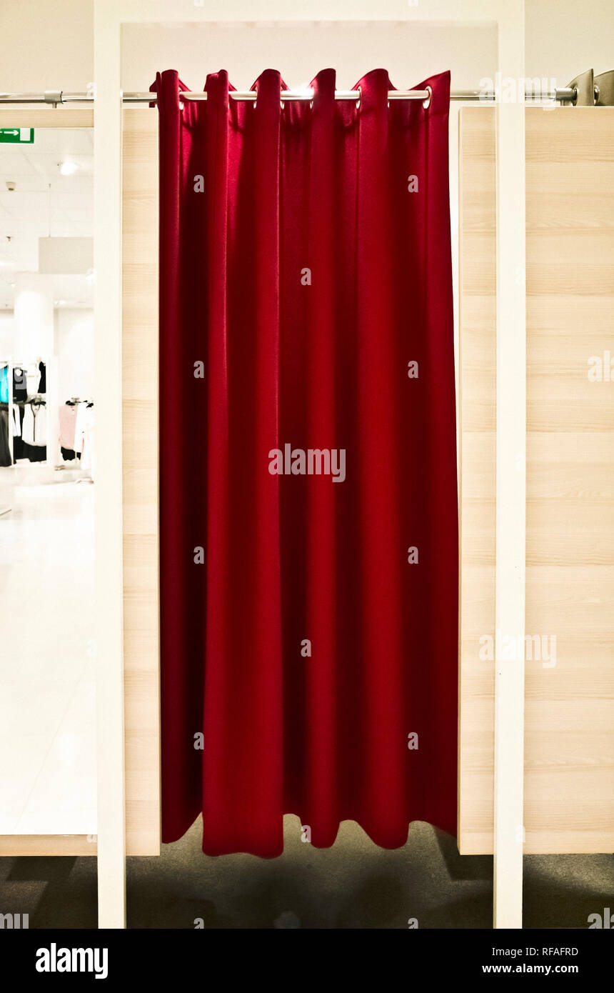 Rideaux d'un salon d'essayage dans un magasin de vêtements Photo Stock -  Alamy