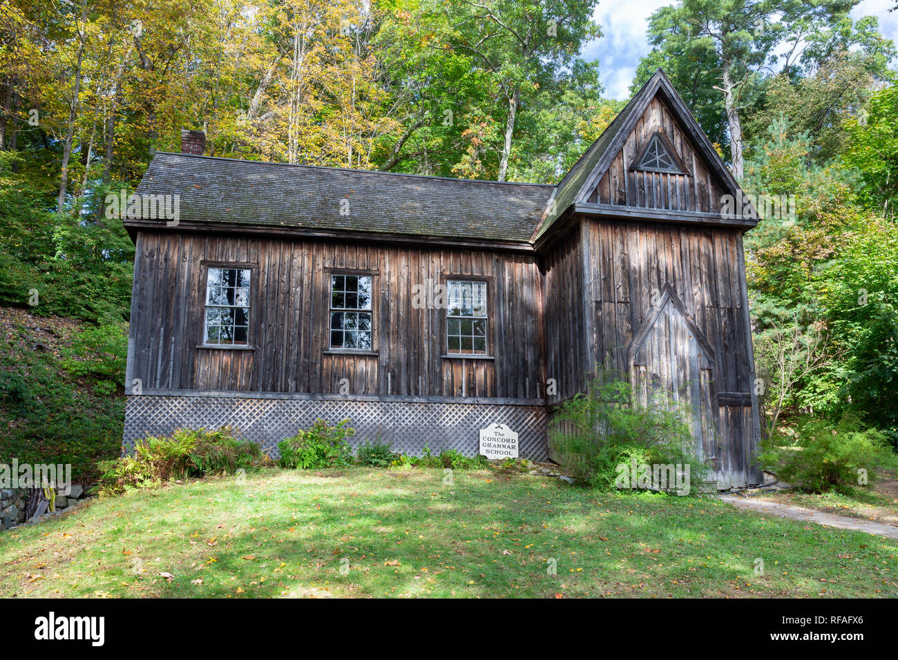 L'ancienne école de grammaire Concord ci-dessous l'article feuilles d'automne près de l'Orchard House. Minute Man National Historical Park, Massachusetts Banque D'Images
