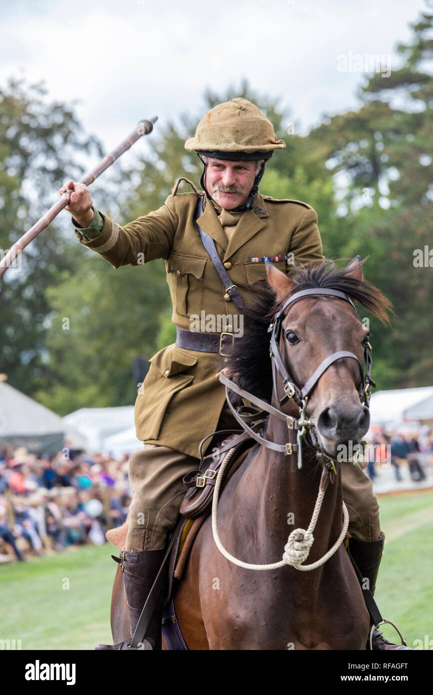 L'un des compétiteurs de donner une démonstration de l'arrimage de la tente à cheval à l'Frampton Country Fair 2018 tenue à Frampton, Cour Frampton sur Sever Banque D'Images