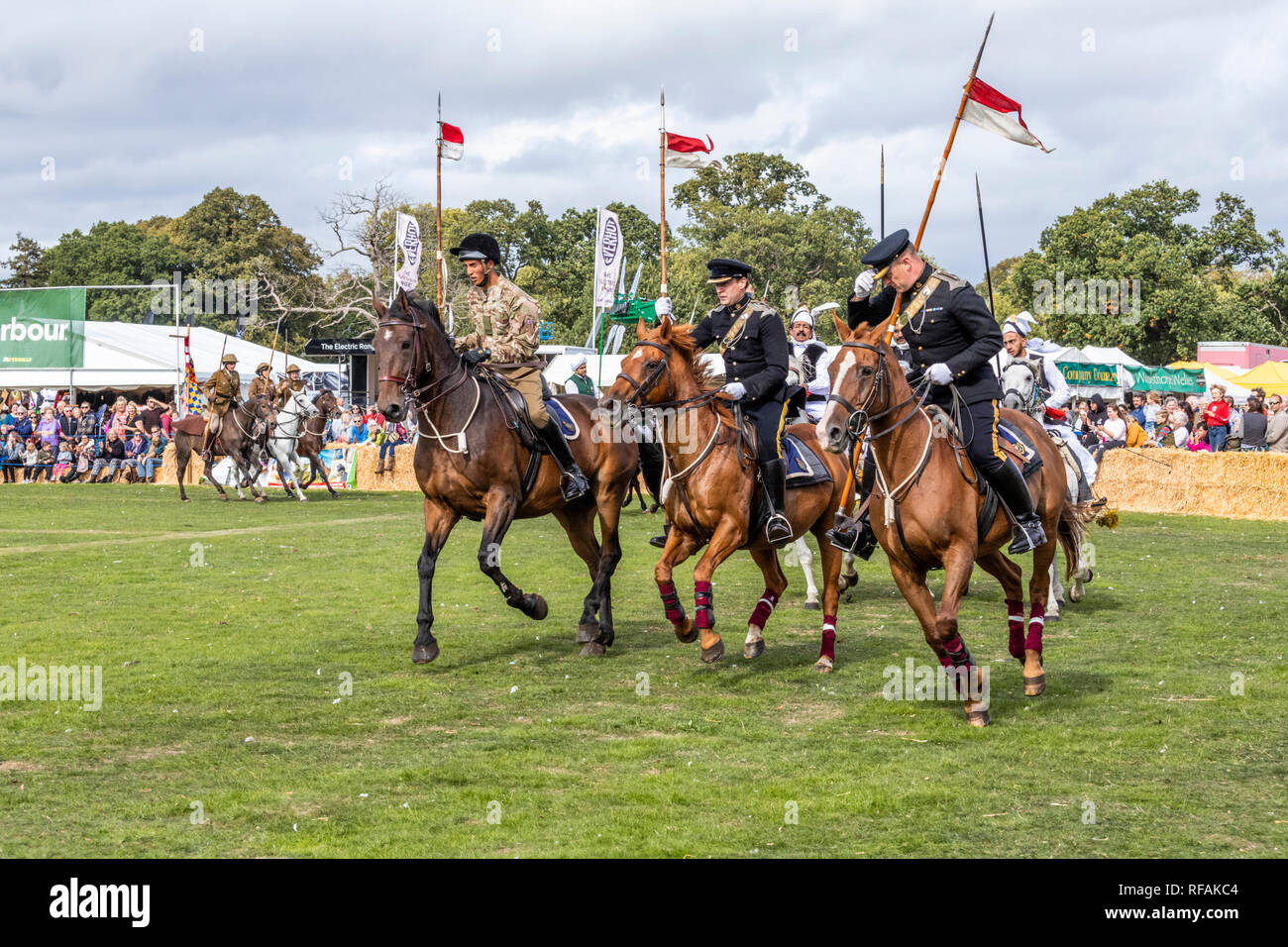 À l'investiture dans l'arène de charge après avoir donné une démonstration de l'arrimage de la tente à cheval à l'Frampton Country Fair 2018 tenue à Frampton Cou Banque D'Images