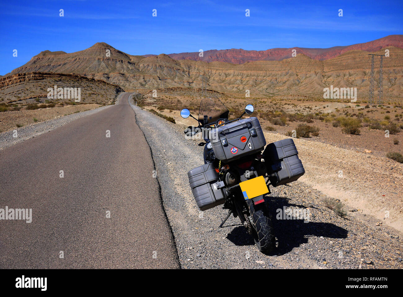 Moto dans les montagnes du Haut Atlas au Maroc. Banque D'Images