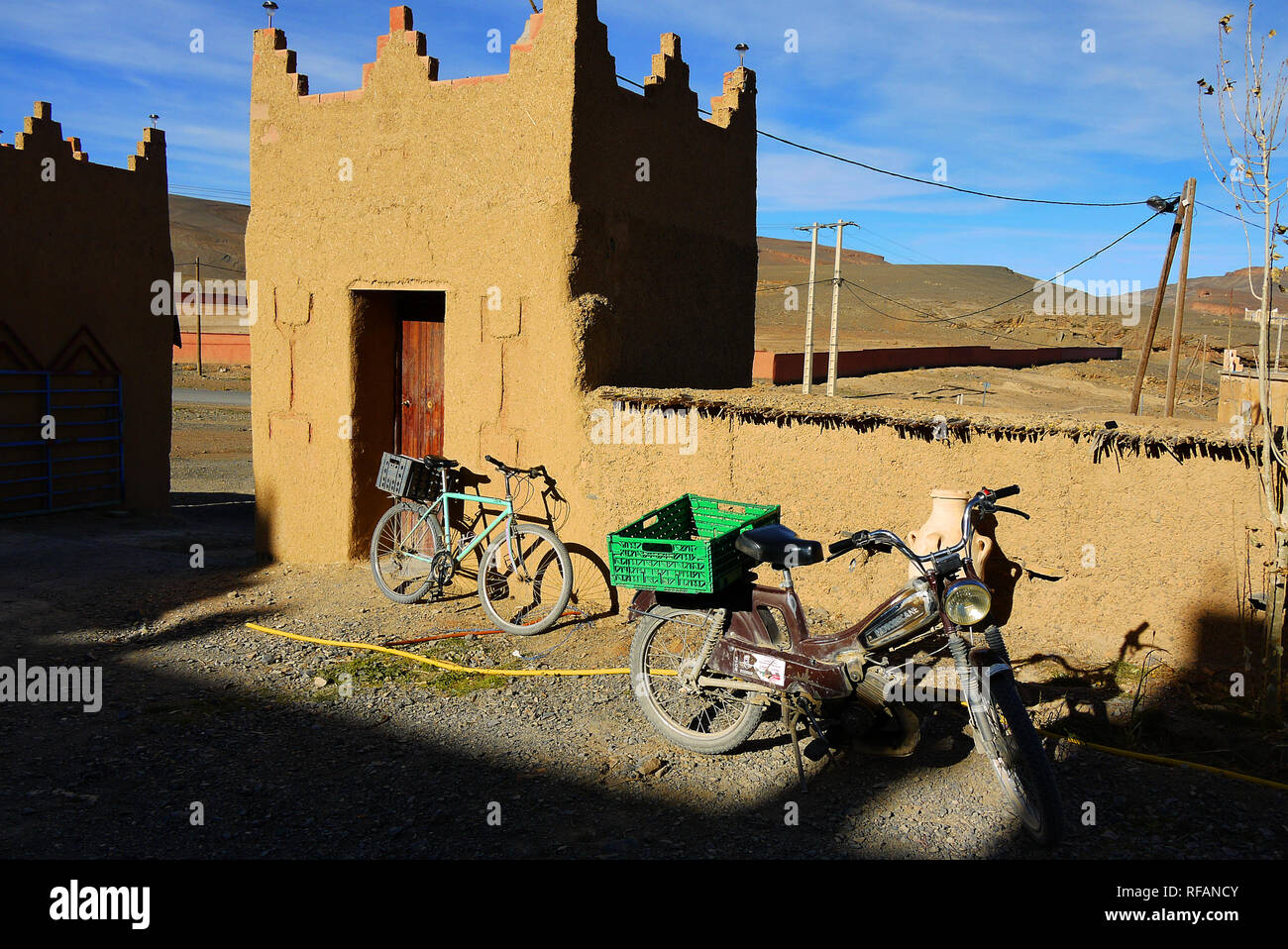 Moto dans les montagnes du Haut Atlas au Maroc. Kasbah Cityonne, Agoudal. Banque D'Images