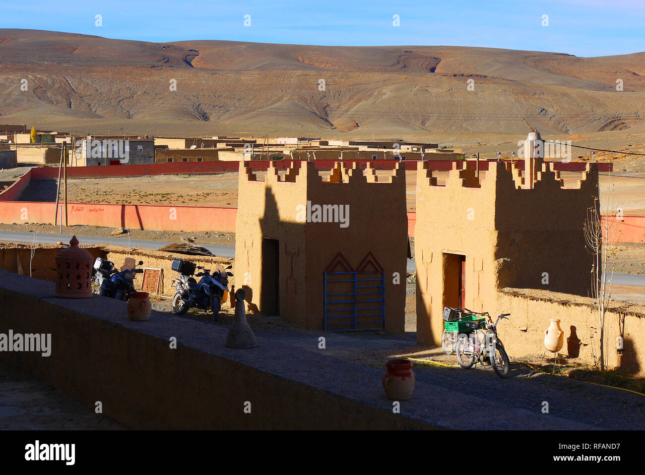 Moto dans les montagnes du Haut Atlas au Maroc. Kasbah Cityonne, Agoudal. Banque D'Images