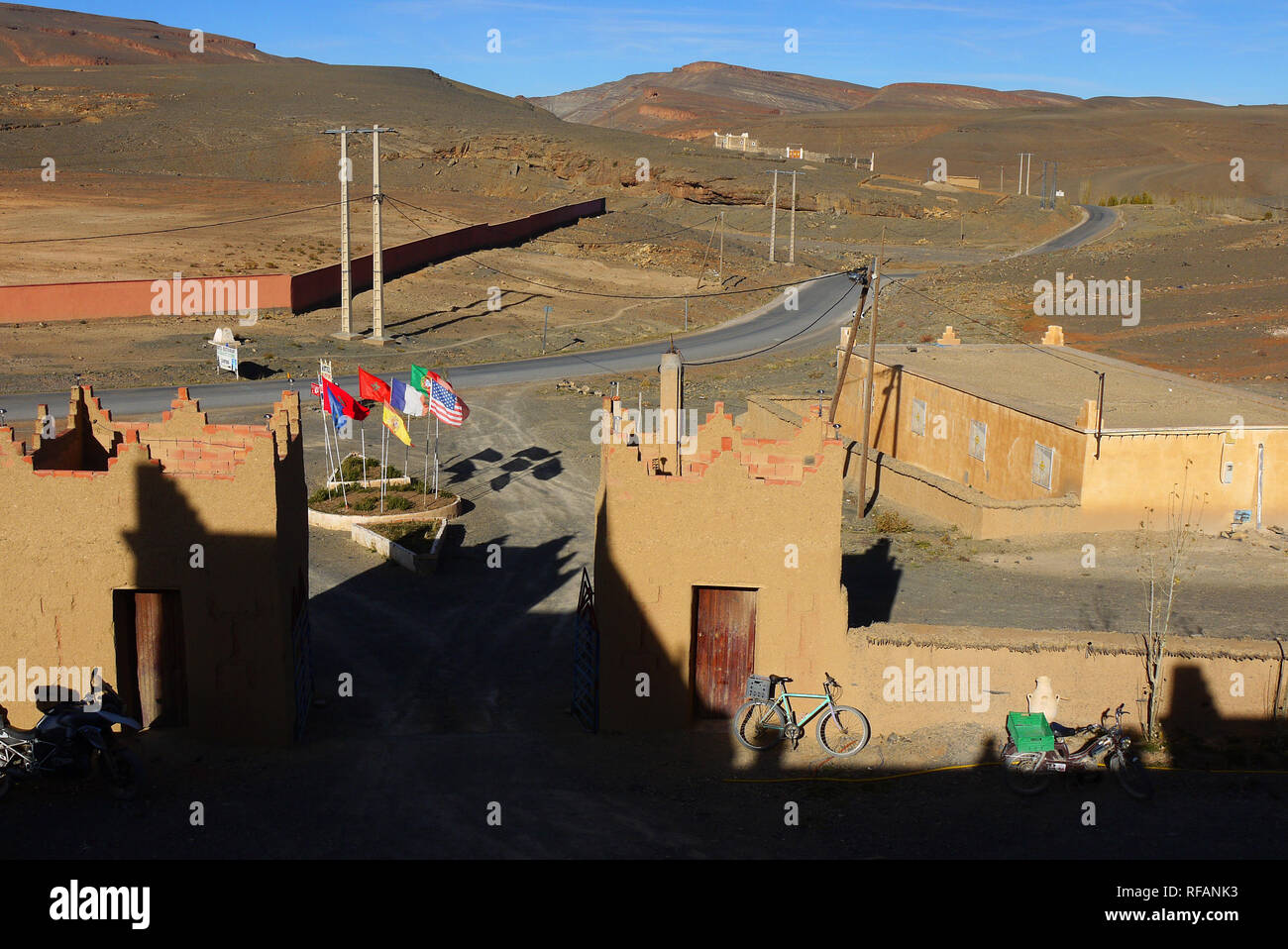 Moto dans les montagnes du Haut Atlas au Maroc. Kasbah Cityonne, Agoudal. Banque D'Images