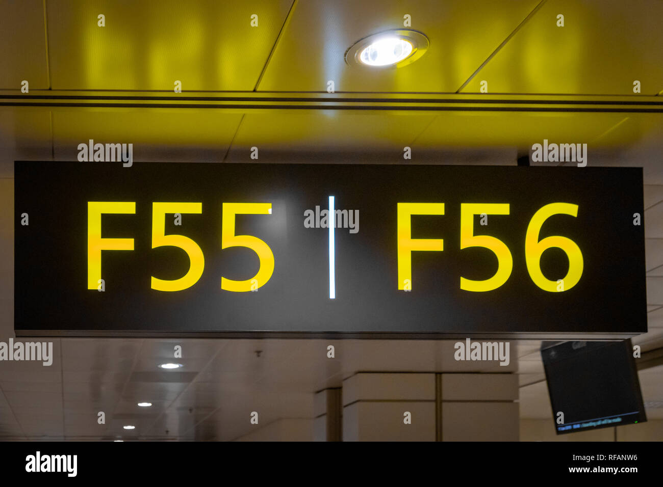 Numéro de l'entrée de l'aéroport d'embarquement en zone de départ de l'enseigne Banque D'Images
