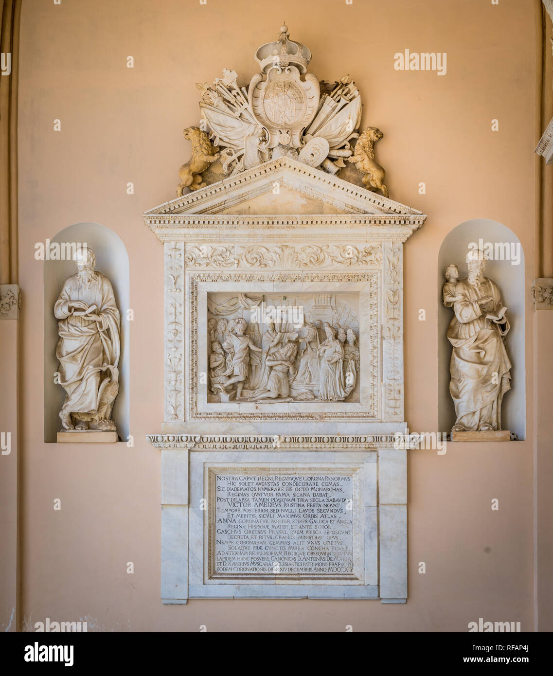 Bas-relief avec le couronnement de Vittorio Amedeo II de Savoie dans le portique de la cathédrale de Palerme. Sicile, Italie Banque D'Images