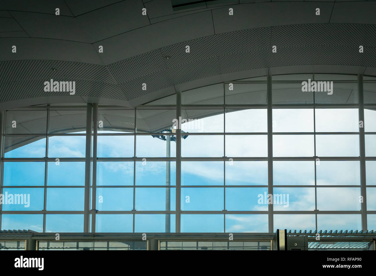 Dans la fenêtre de terminal de l'aéroport de départ - pour l'utilisation de conception Banque D'Images