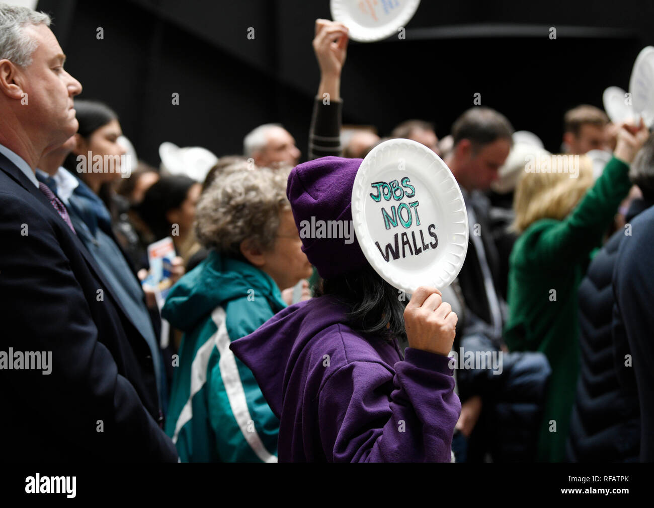 (190124) -- WASHINGTON, le 24 janvier 2019 (Xinhua) -- les membres de l'Union européenne, les travailleurs fédéraux et d'autres manifestants protestent contre le gouvernement sur l'arrêt partiel jour 33 de l'arrêt dans le sénat Hart Immeuble de bureaux à Washington D.C., États-Unis, le 23 janvier, 2019. (Xinhua/Liu Jie) Banque D'Images