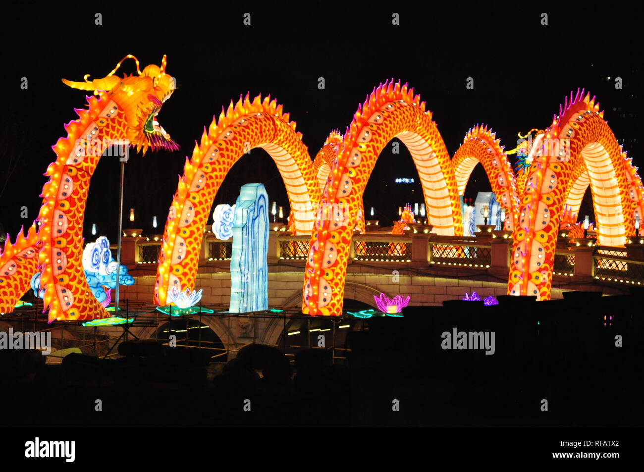 24 janvier 2019 - Xi'an, Chine - lanternes en forme de dragon peut être vu à la lanterne juste pendant les célébrations du Nouvel An chinois 2019 tenue à Xi'an, province du Shaanxi du nord-ouest de la Chine. Crédit : SIPA Asie/ZUMA/Alamy Fil Live News Banque D'Images