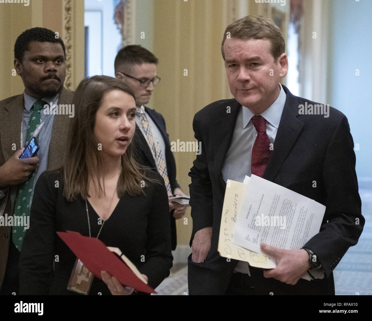 Washington, District de Columbia, Etats-Unis. 24 Jan, 2019. États-unis le Sénateur Michael F. Bennett (démocrate de Californie) promenades à travers le Capitole après avoir parlé sur le plancher du Sénat américain à Washington, DC le jeudi 24 janvier 2019. Deux propositions de rouvrir le gouvernement ont été votées et les deux d'entre eux n'a pas réussi à obtenir suffisamment de voix pour adopter Credit : Ron Sachs/CNP/ZUMA/Alamy Fil Live News Banque D'Images