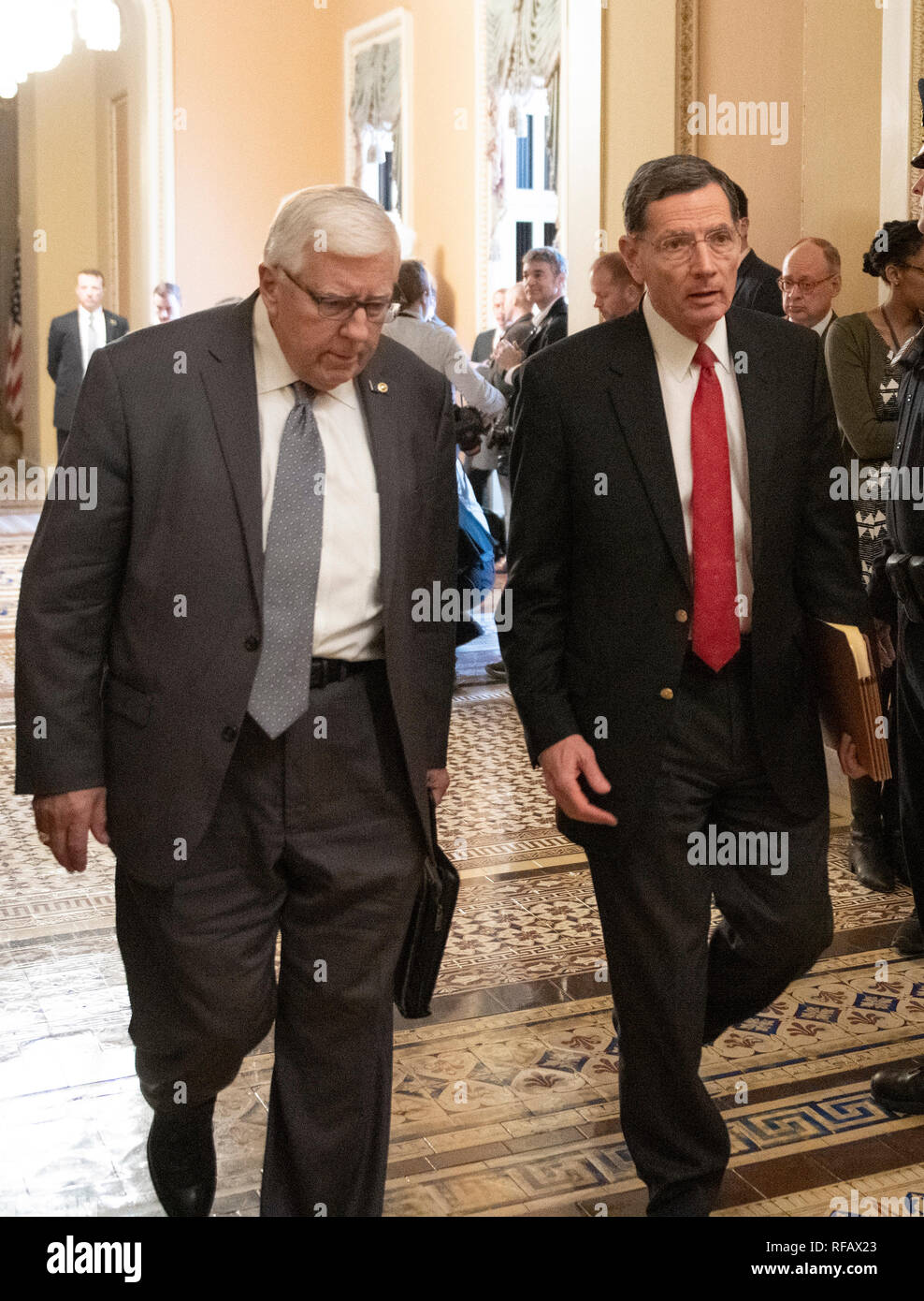 Obtenir suffisamment de voix pour passer. 24 Jan, 2019. États-unis le sénateur Mike Enzi (républicain du Wyoming), à gauche, et le sénateur américain John Barrasso (républicain du Wyoming) conférer comme ils marchent à la Chambre du Sénat américain de gouvernement au Capitole à Washington, DC le jeudi 24 janvier 2019. Les deux propositions ont été votées et les deux n'a pas réussi à obtenir suffisamment de voix pour passer. Credit : Ron Sachs/CNP Crédit dans le monde entier | conditions : dpa/Alamy Live News Banque D'Images