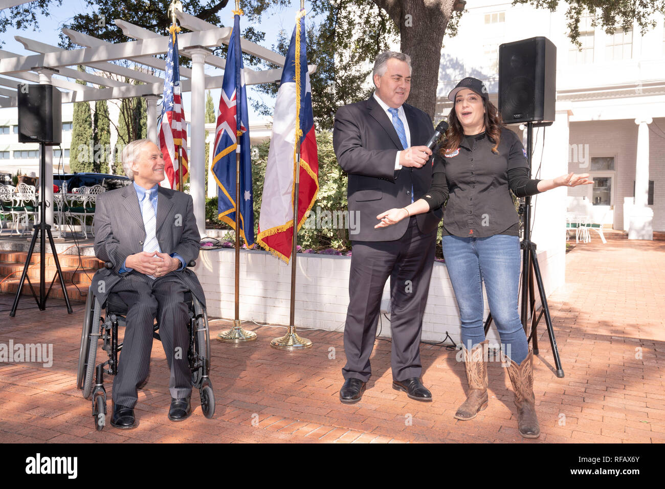 Joe Hockey, ambassadeur d'Australie aux États-Unis, parle avec un barbecue et chef cookbook author Jess Pryles de Melbourne et Austin, TX, comme il visite avec Texas Gov. Greg Abbott (en fauteuil roulant) au cours de la Grande Mates Australia-Texas Barbecue à la Governor's Mansion. Abbott et le hockey a travaillé à renforcer les liens entre les alliés de l'agriculture et de discuter avant de manger de haute technologie Vegemite australienne se termine brûlé et HeartBrand Akaushi boeuf. Banque D'Images