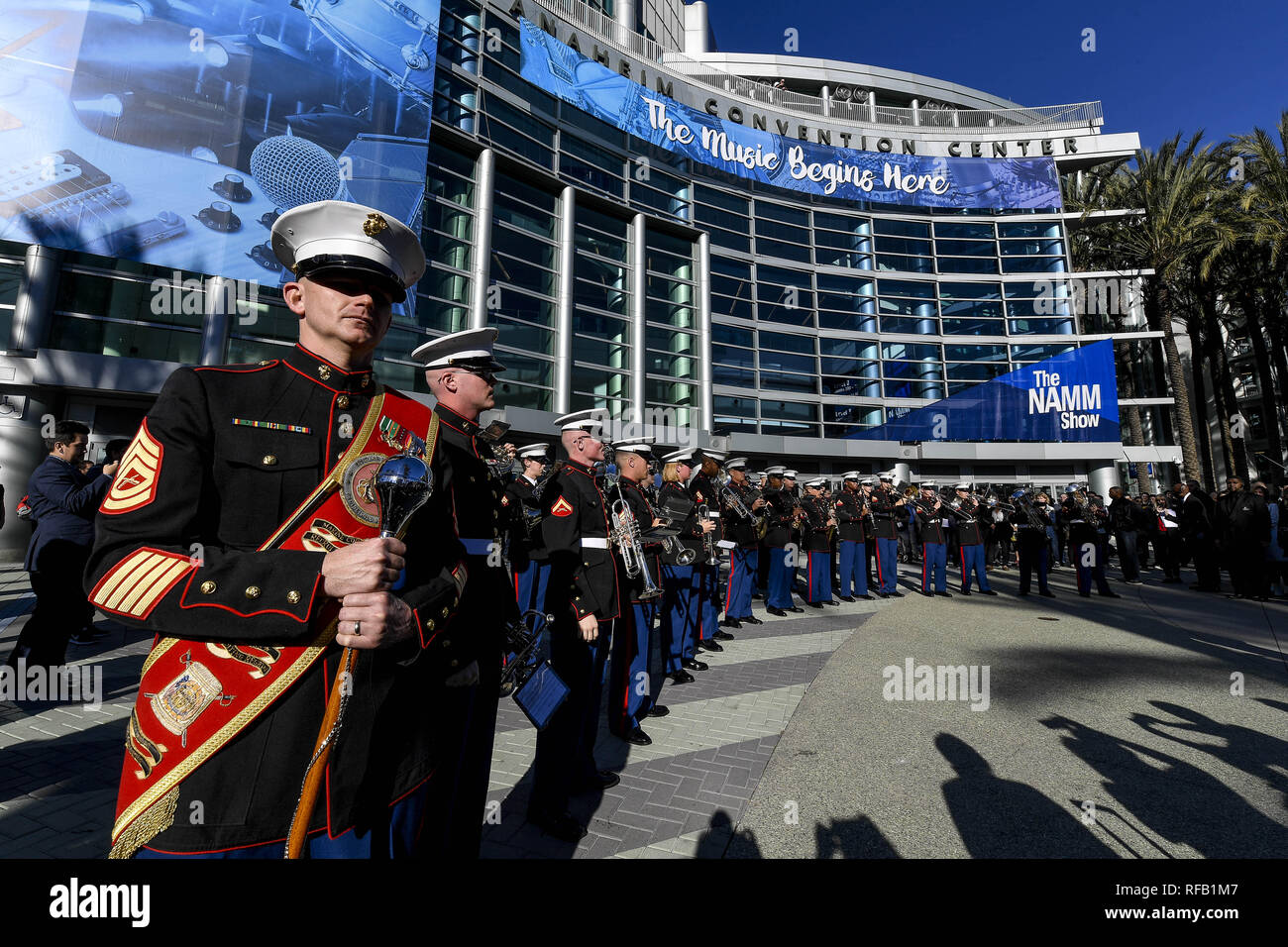 Anaheim, Californie, USA. 24 Jan, 2019. Bande Marine San Diego ouvre l'hiver Janvier 2019 NAMM Show à l'Anaheim Convention Center, Anaheim en Californie Crédit Journée d'ouverture : Dave Safley/ZUMA/Alamy Fil Live News Banque D'Images