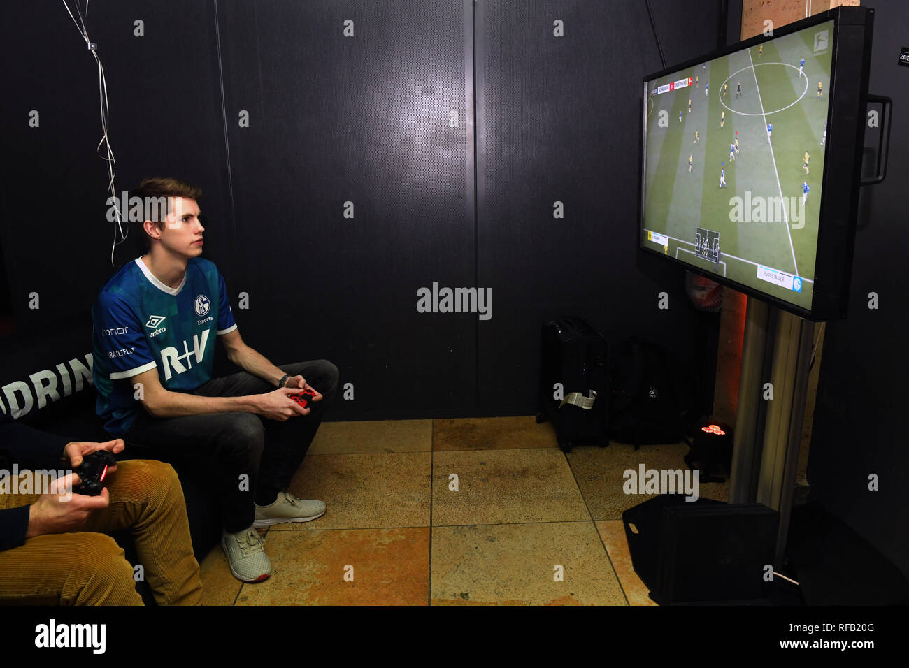 24 janvier 2019, Bavaria, Munich : le joueur FIFA de Schalke, eSport pro Lantka Tim (Tim Schwarzmann) se trouve en face d'un moniteur sur le lancement d'eSPORTS1 au Blitz Club et joue au football sur l'écran. Photo : Felix Hörhager/dpa Banque D'Images