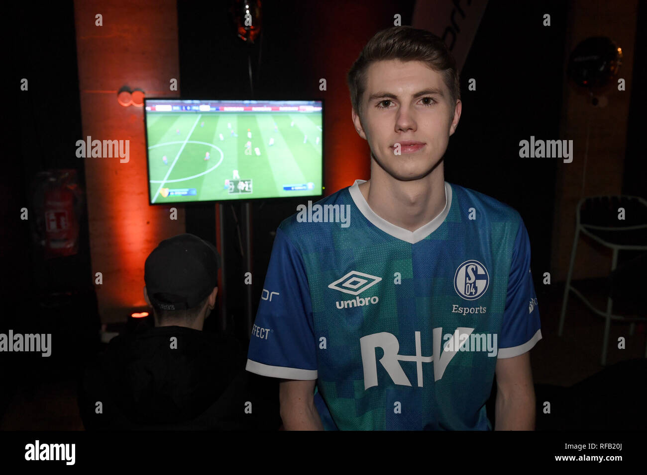 24 janvier 2019, Bavaria, Munich : le joueur FIFA de Schalke, eSport pro Lantka Tim (Tim Schwarzmann) peut être vu en face d'un moniteur sur le lancement d'eSPORTS1 au Blitz Club. Photo : Felix Hörhager/dpa Banque D'Images