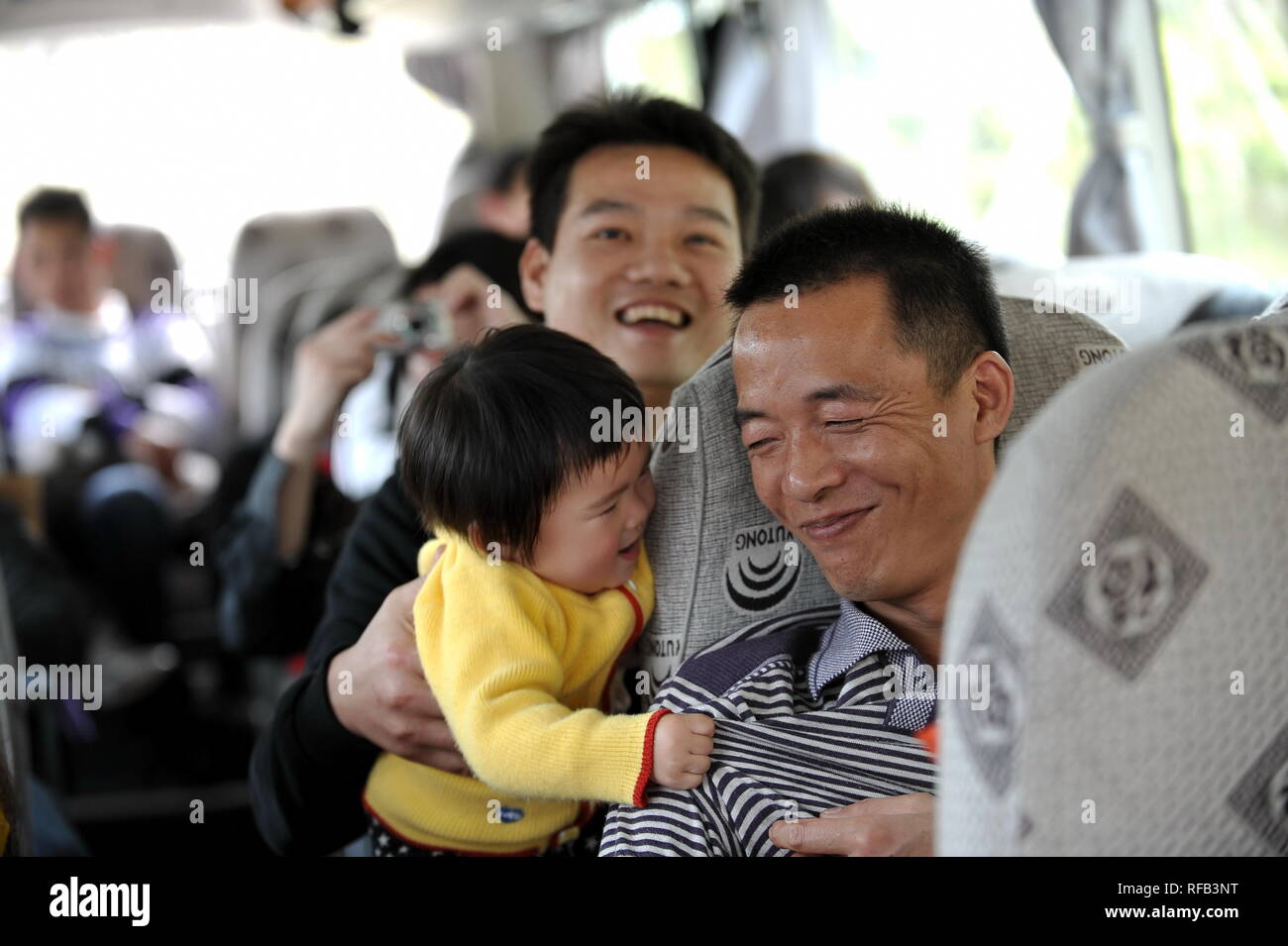 (190125) --BEIJING, le 25 janvier 2019 (Xinhua) -- File photo prise le 19 janvier 2012 montre travailleur migrant Liqiang Yang (avant, R) sur un trajet en bus libre accueil fourni par le Hunan Broadcasting System. Comme les retrouvailles avec la famille au cours de la nouvelle année lunaire est une tradition de longue date en Chine, les gens se lancer dans voyage de retour avant la fête du printemps, qui tombe le 5 février cette année. Les 40 jours du Festival du printemps de 2019 a commencé le rush de voyage le 21 janvier, avec 3 milliard de voyages devrait être faite. Voici quelques moments émouvants le long du chemin du retour du voyage. (Xinhua/Liang Xu) Banque D'Images