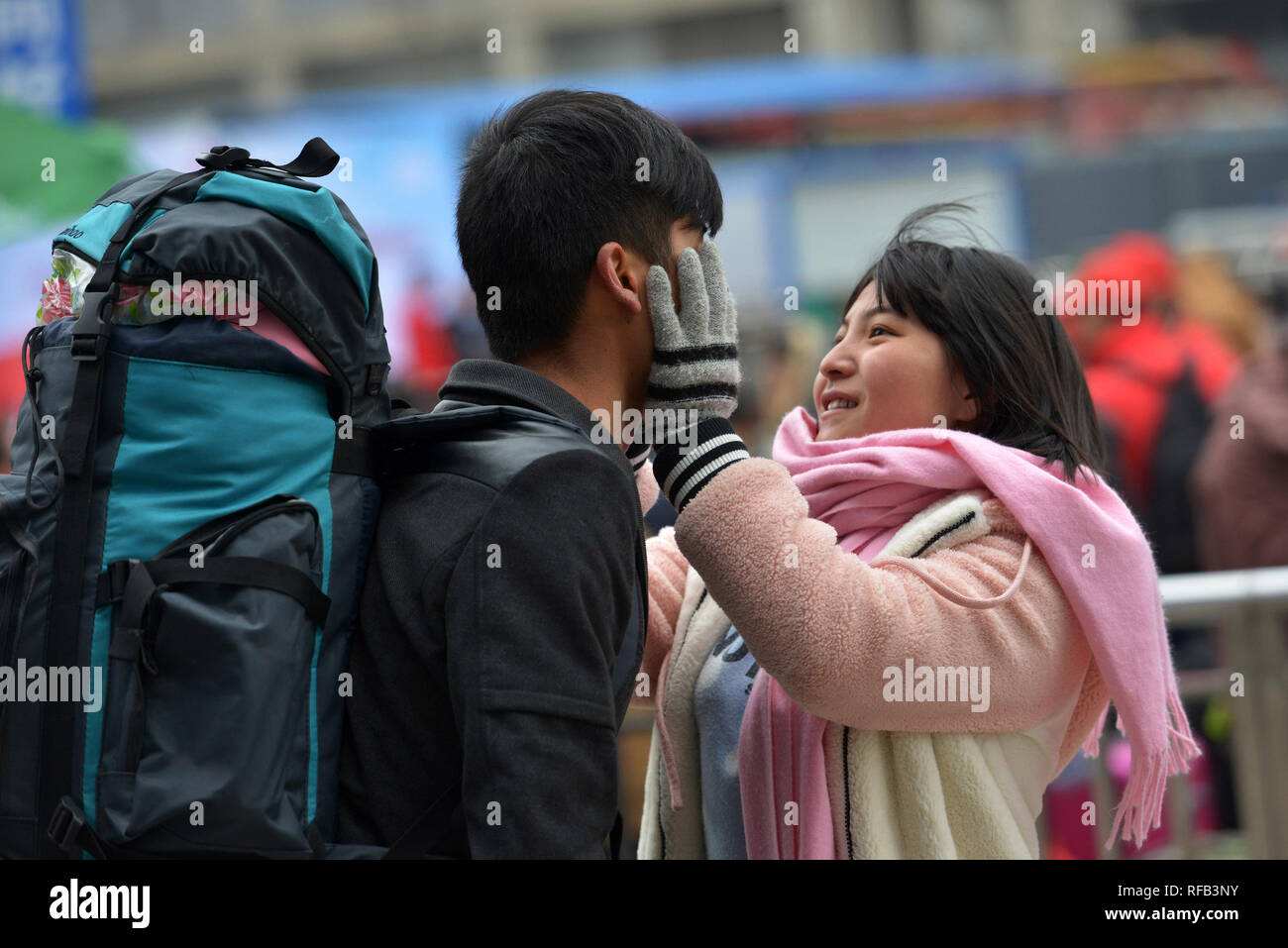 190125) --BEIJING, le 25 janvier 2019 (Xinhua) -- File photo prise le 24  janvier 2016 montre une jeune femme le visage de son petit ami de  réchauffement avec ses gants à la