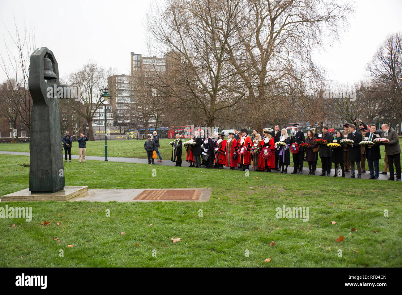 Londres, Royaume-Uni. 25 janvier, 2019. Les maires de Londres et des représentants de groupes Memorial et de déposer des couronnes de fleurs à l'Holocaust Memorial Tree et mémorial de guerre soviétique à l'extérieur de l'Imperial War Museum de Londres. Crédit photo : George Cracknell Wright/Alamy Live News Banque D'Images