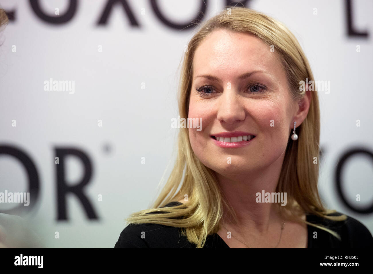 Prague, République tchèque. 24 Jan, 2019. Les journalistes et reporters de guerre tchèque Lenka Klicperova (photo) et Marketa Kutilova, qui a longtemps été la surveillance des zones de guerre en Syrie, de présenter leur livre "dans la guerre - histoires de gens du commun à partir de l'Iraq et de la Syrie" à Prague, en République tchèque, le jeudi 24 janvier 2019. Credit : Katerina Sulova/CTK Photo/Alamy Live News Banque D'Images