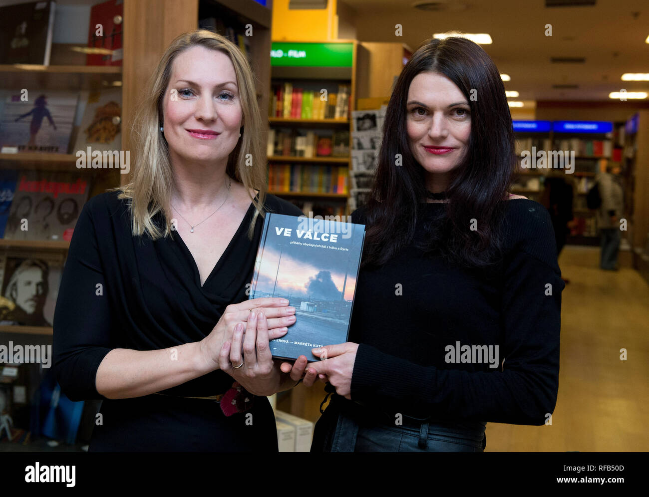 Prague, République tchèque. 24 Jan, 2019. Les journalistes et reporters de guerre tchèque Lenka Klicperova (à gauche) et Marketa Kutilova, qui a longtemps été la surveillance des zones de guerre en Syrie, de présenter leur livre "dans la guerre - histoires de gens du commun à partir de l'Iraq et de la Syrie" à Prague, en République tchèque, le jeudi 24 janvier 2019. Credit : Katerina Sulova/CTK Photo/Alamy Live News Banque D'Images