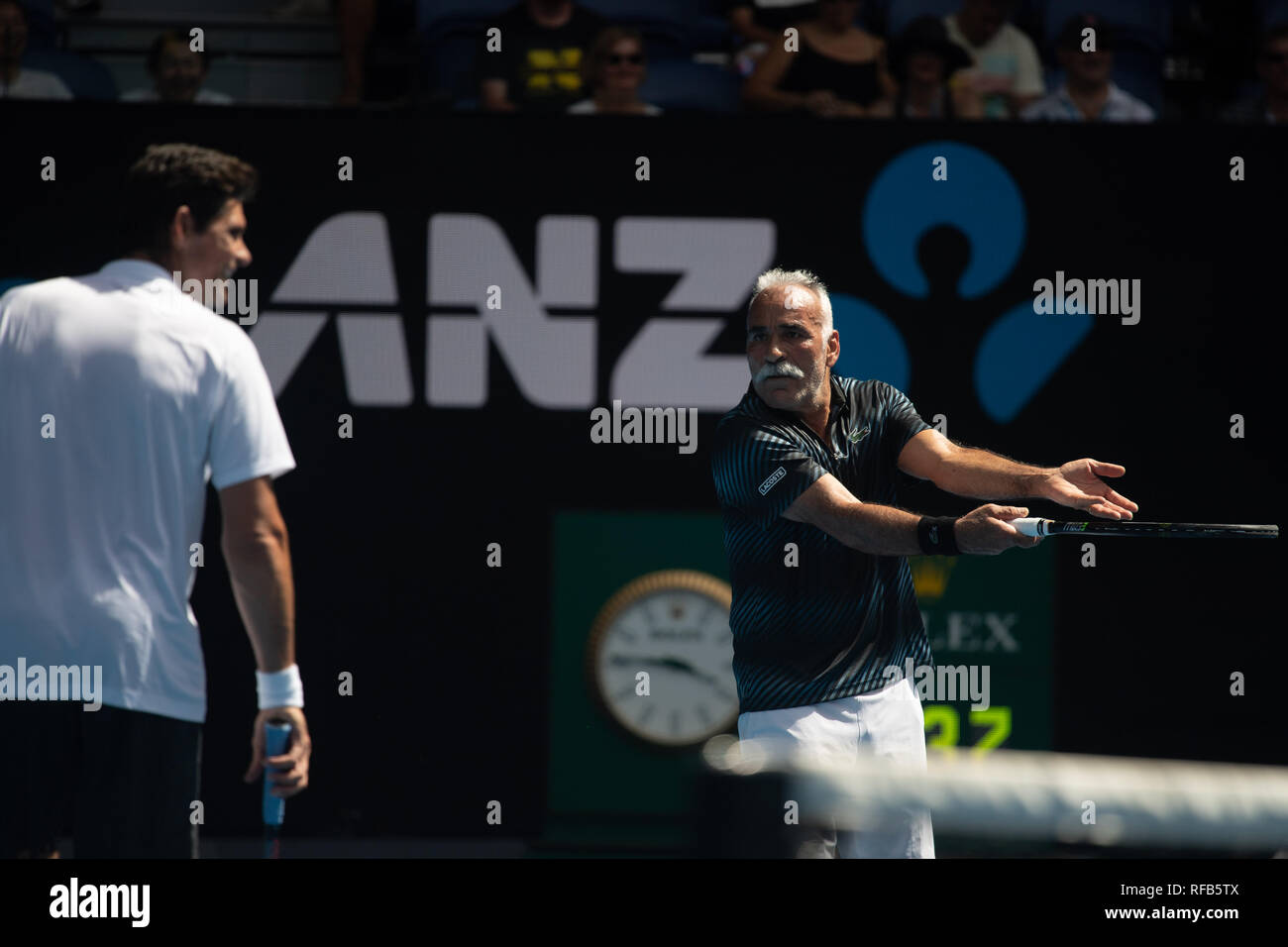 Melbourne, Australie. 25 Jan, 2019. Mansour Bahrami (R) de la France réagit au cours de la Men's legends double match final entre Mansour Bahrami (FRA)/Mark Philippoussis (AUS) et Jonas Bjorkman/Thomas Johansson de la Suède à l'Open d'Australie 2019 à Melbourne, Australie, le 25 janvier 2019. Mansour Bahrami et Mark Philippoussis a remporté 2-0. Credit : Bai Xue/Xinhua/Alamy Live News Banque D'Images