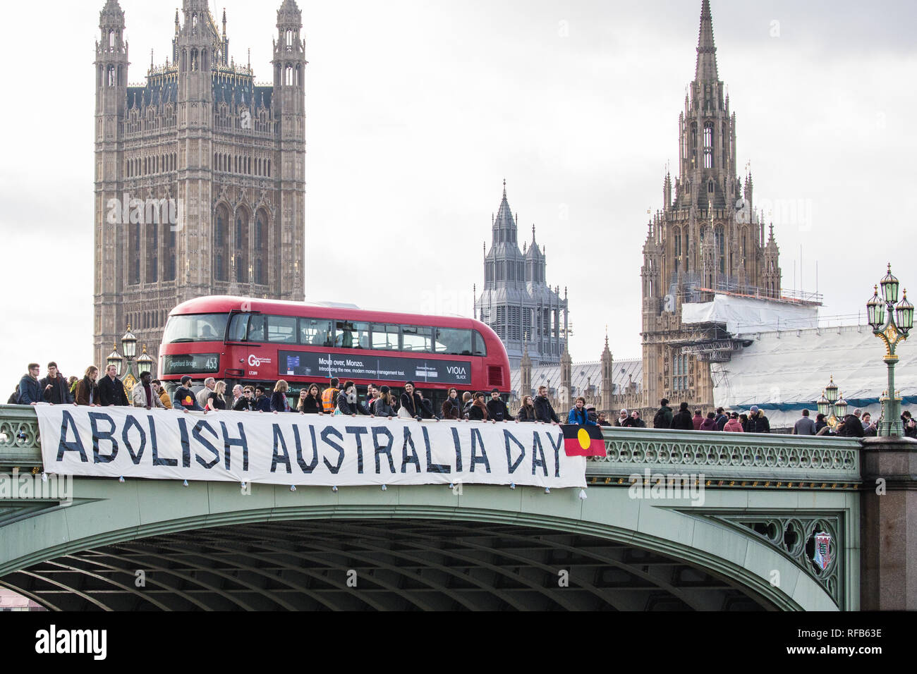 Londres, Royaume-Uni. 25 janvier, 2019. Une bannière déroulante militants de Westminster Bridge, en vue sur les Maisons du Parlement, d'appeler à l'abolition de l'Australie Jour à l'avance de tous les rassemblements dans la ville australienne de demain. L'événement était organisé en solidarité avec les aborigènes et les insulaires du détroit de Torres qui considèrent l'Australie Jour, un jour célébrant la colonisation de l'Australie, qui sera un jour de deuil au lieu d'une journée de célébration. Credit : Mark Kerrison/Alamy Live News Banque D'Images