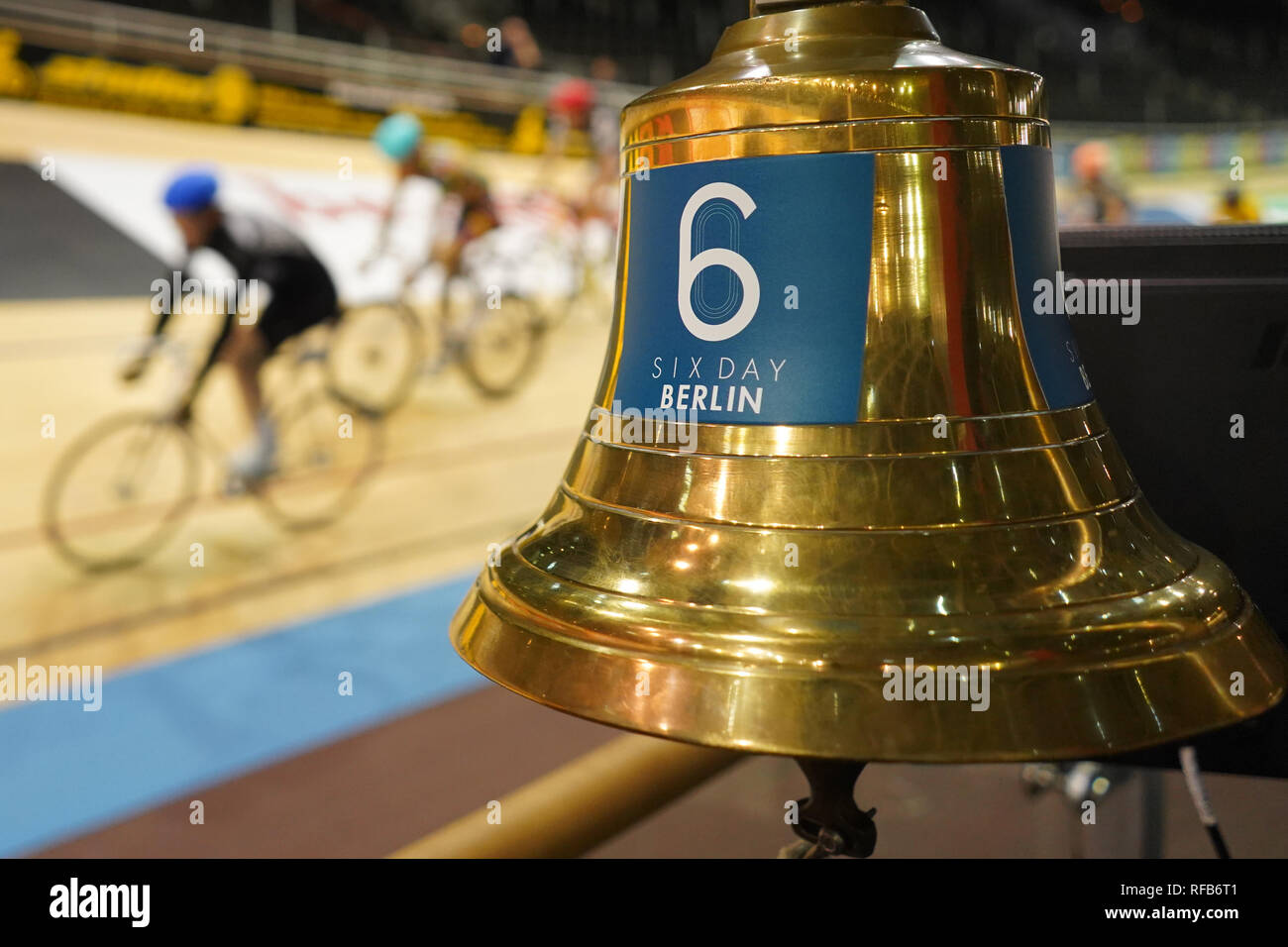 Berlin, Allemagne. 25 Jan, 2019. Les participants du dernier comité permanent va faire leur ronde à six jours de Berlin. Jusqu'au 29 janvier 2019, Berlin sera de nouveau le lieu de rencontre pour la scène du vélo quand les meilleurs cavaliers s'affronteront dans le Velodrom. Credit : Jörg Carstensen/dpa/Alamy Live News Banque D'Images