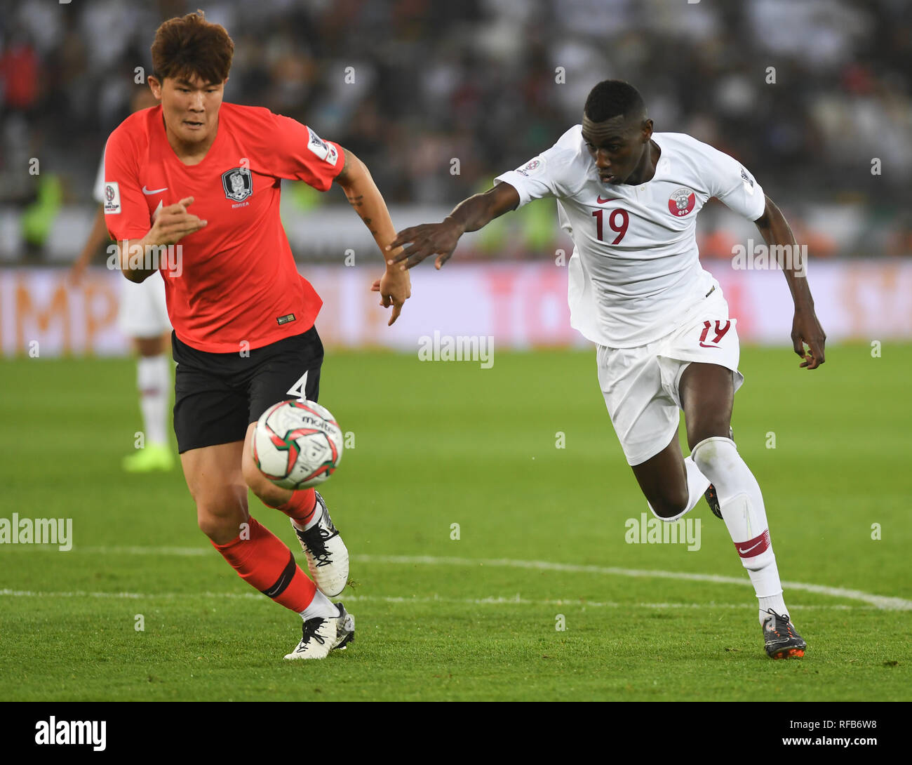 Abu Dhabi, Emirats arabes unis (EAU). 25 Jan, 2019. Le qatari Almoez Ali (R) rivalise avec la Corée du Sud, Kim Minjae pendant le match quart de finale entre la Corée du Sud et le Qatar lors de la coupe d'Asie de l'AFC 2019 à Abu Dhabi, Emirats arabes unis (EAU), le 25 janvier 2019. Huiwo Crédit : Wu/Xinhua/Alamy Live News Banque D'Images