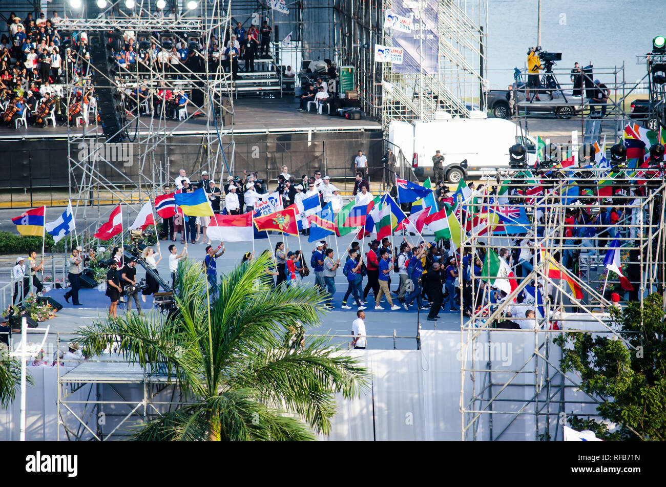 La ville de Panama, Panama. 24 Jan 2019. Des milliers de personnes se rassemblent dans 'Campo Santa María la Antigua' dans la ville de Panama pour la cérémonie d'accueil dans l'occasion de la Journée mondiale de la jeunesse Crédit : Mabelin Santos/Alamy Live News Banque D'Images