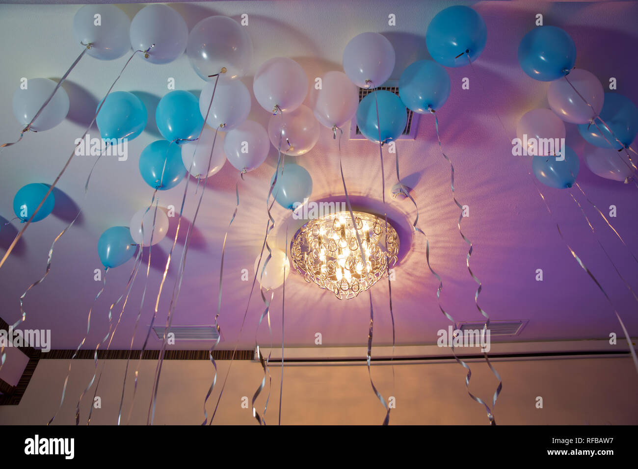 Ballons colorés flottent sur le plafond blanc dans la chambre pour le  parti. Un mariage ou une fête d'anniversaire enfants .l'intérieur  décoration ballons à l'Hélium - Amp Photo Stock - Alamy