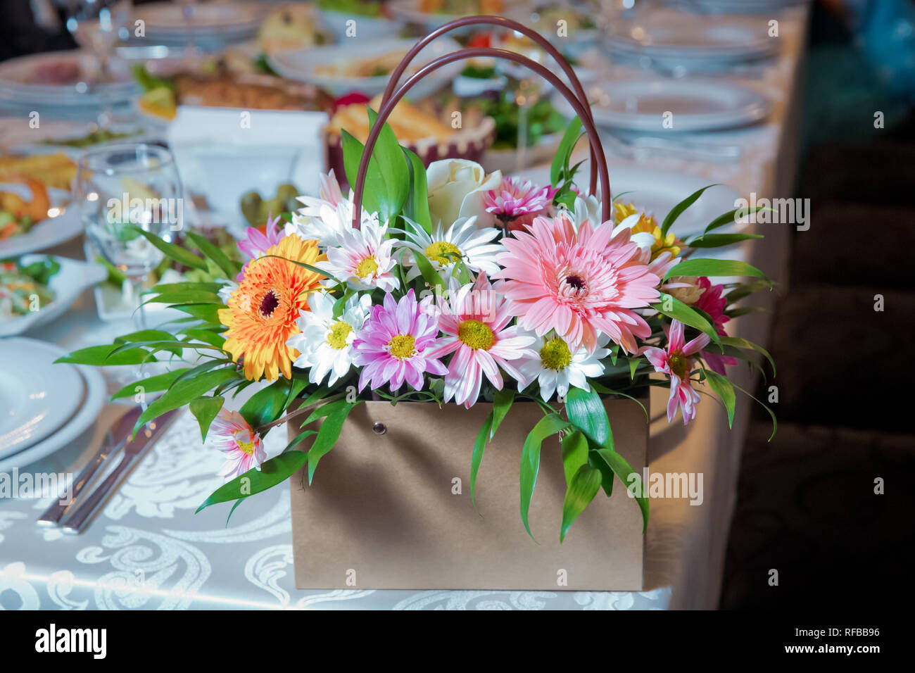 Bouquet de fleurs roses gerbera œillet . Gerbera, roses et autres fleurs disposés comme une image d'arrière-plan naturel coloré de blanc, jaune Banque D'Images