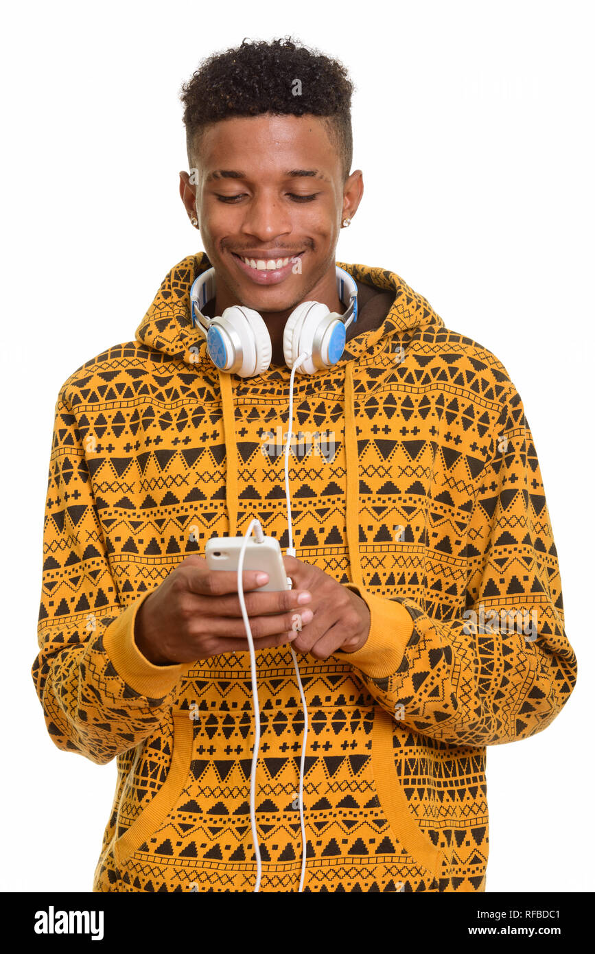 Les jeunes professionnels African man using mobile phone tout en portant des écouteurs intra. Etymotic perso. Banque D'Images