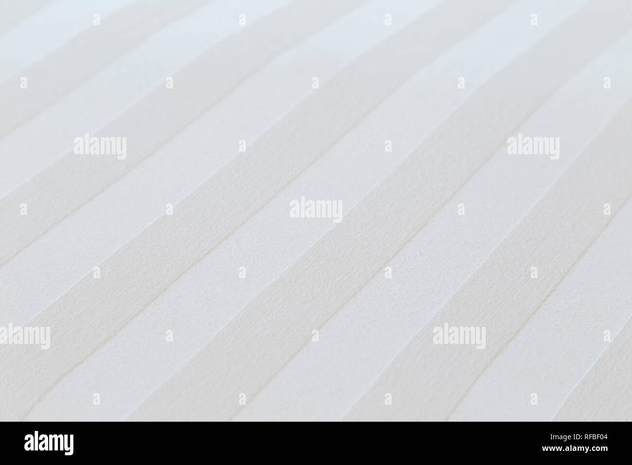 Close-up d'un pur coton blanc à rayures drap de fond. Profondeur de champ. Banque D'Images