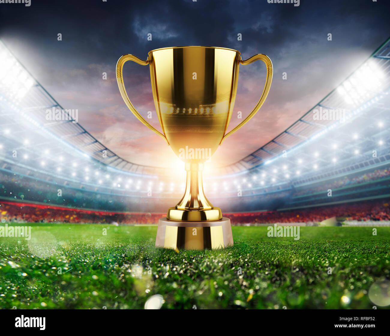 Lauréat Or cup au milieu d'un stade de soccer à l'audience Banque D'Images