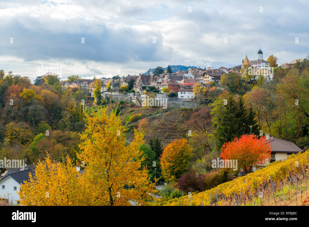 Une belle vue sur le village historique d'Aubonne, Suisse dans un fantastique paysage coloré d'automne. Banque D'Images
