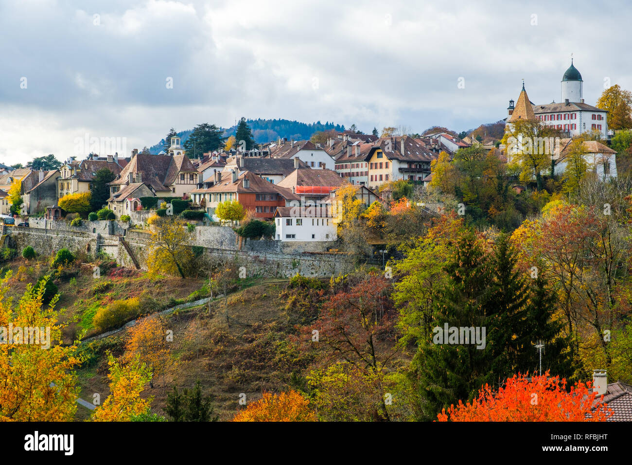 Une belle vue sur le village historique d'Aubonne, Suisse dans un fantastique paysage coloré d'automne. Banque D'Images