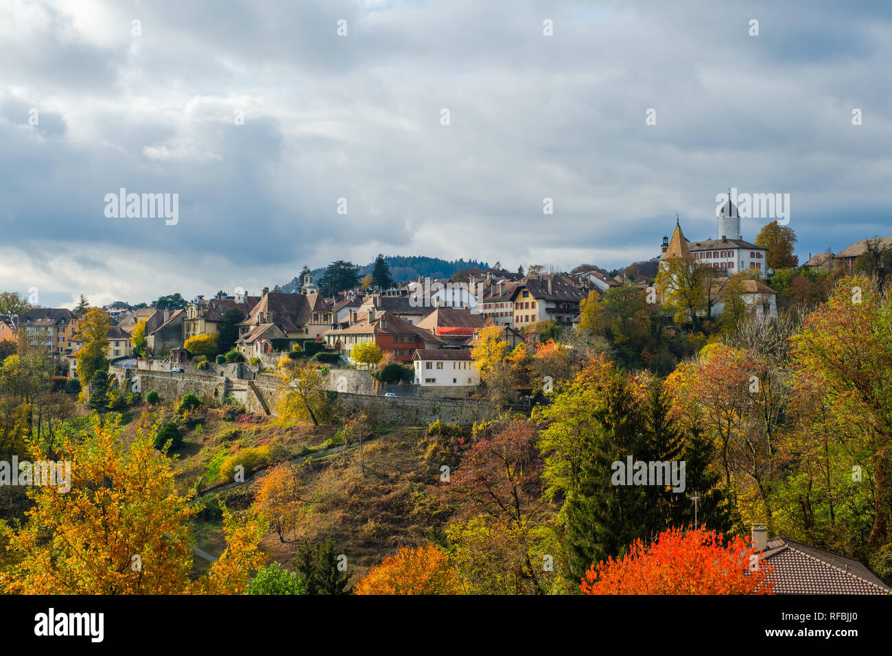 Une belle vue sur le village historique d'Aubonne, Suisse dans un fantastique paysage coloré d'automne. Banque D'Images