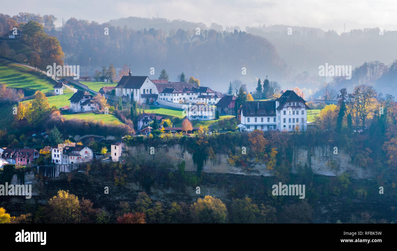 Un automne brumeux et colorés sur le magnifique paysage autour de la ville historique de Fribourg, Suisse Banque D'Images
