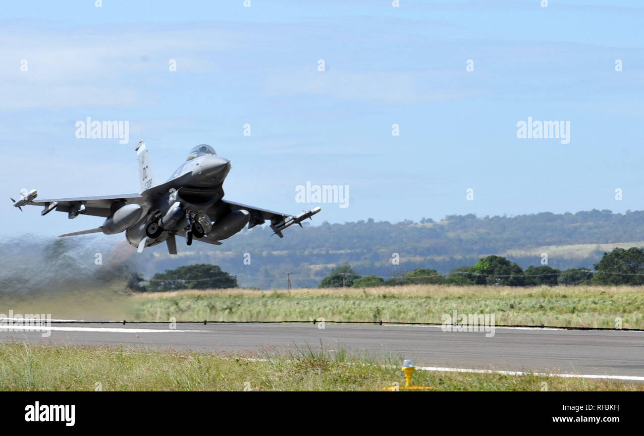 Un U.S. Air Force F-16 Fighting Falcon déployés à partir de la Base aérienne de Kunsan, Corée, prend son envol au cours de l'accord bilatéral sur le Exchange-Philippines (BACE-P) à Cesar Basa Air Base, Philippines, le 22 janvier 2019. C'est la septième itération de la BACE-P créé par américaines du Pacifique et exécuté par l'Administration centrale Pacific Air Forces. L'intégration de la F-16 dans cette itération de l'exploitation permettra d'air-air et air-sol avec l'interaction de la formation de l'Armée de l'Air Philippine FA-50s. (U.S. Photo de l'Armée de l'air par le sergent. Anthony petit) Banque D'Images